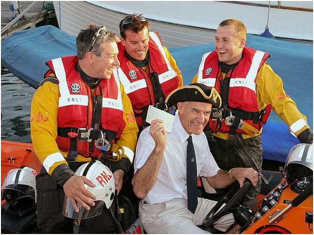 Sailing-enthusiasts-present-cheque-to-Portsmouth-RNLI Sailing Enthusiasts Present Cheque To Portsmouth Rnli