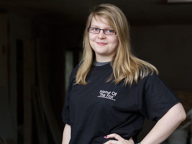 portrait young woman glasses black t-shirt glasses 