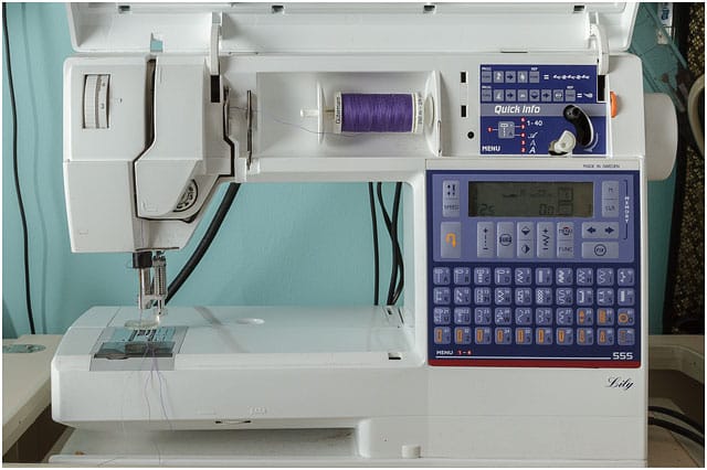 Quilting Sewing Machine With The Ability To Drop The Feed Dogs 