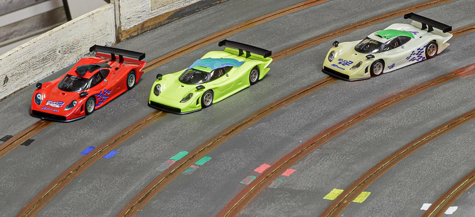 Cars Track 01_SPL Colour coded slot cars matching colour coded track lanes
