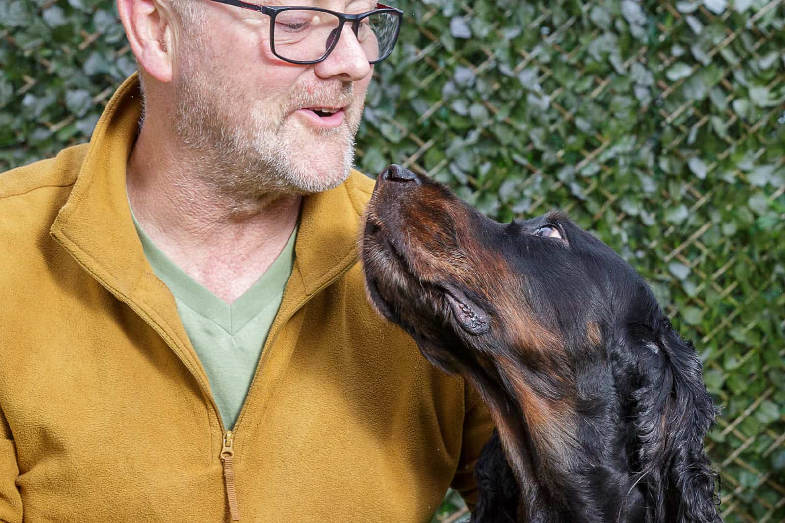 SPL-Keith 03 Close up of male Gordon Setter dog breeder and gordon setter dog looking lovingly at each other